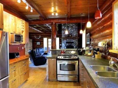 Kitchen with gas cooking stove & oven