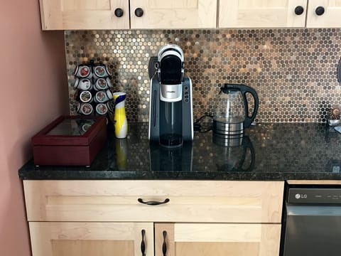 A selection of tea and coffee flavors available. Yes decaff as well!