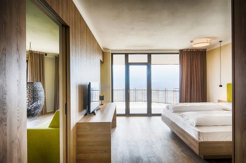 Deluxe Suite (Gewürztraminer) | Hypo-allergenic bedding, minibar, in-room safe, desk