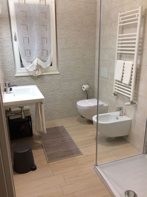 Triple Room | Bathroom | Shower, rainfall showerhead, free toiletries, hair dryer