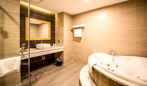 Executive Suite | Bathroom | Separate tub and shower, free toiletries, hair dryer, bathrobes