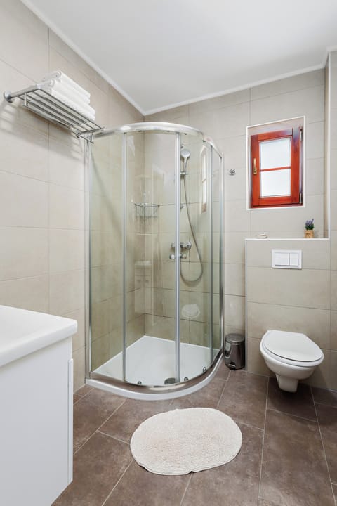 Double Room | Bathroom | Shower, free toiletries, hair dryer, towels