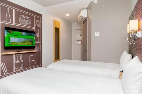 Standard Room, 2 Twin Beds | In-room safe, laptop workspace, blackout drapes, soundproofing