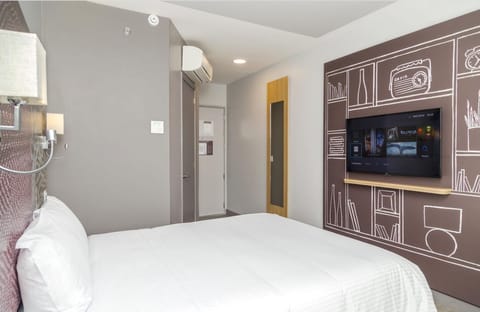 Standard Room, 1 Double Bed | In-room safe, laptop workspace, blackout drapes, soundproofing