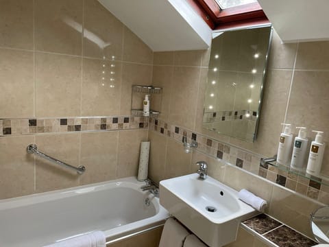 Superior King Double (Room 8) | Bathroom | Combined shower/tub, free toiletries, hair dryer, towels