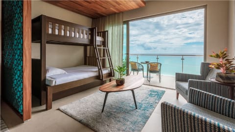 Family King Suite Ocean View | Premium bedding, free minibar, in-room safe, blackout drapes