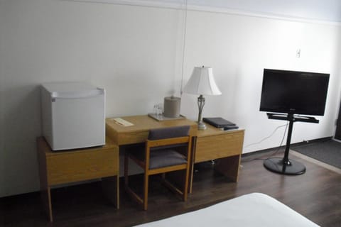 Desk, iron/ironing board, rollaway beds, free WiFi