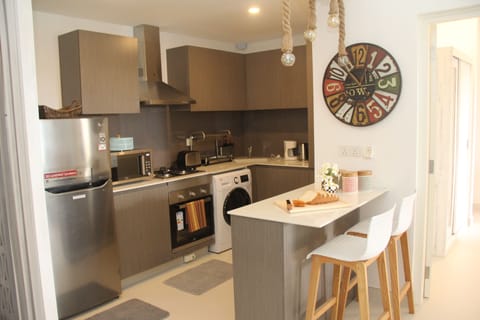 Deluxe Apartment, 3 Bedrooms, Non Smoking, Mountain View | Private kitchen | Full-size fridge, microwave, oven, stovetop