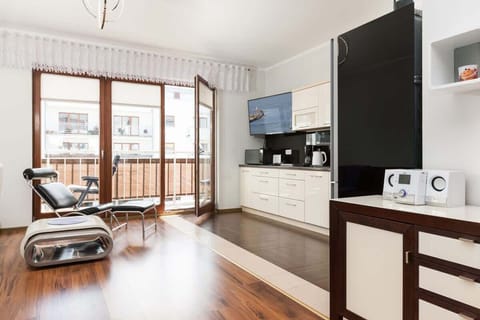 Jasny, przestronny salon jest spójnie polączony z aneksem kuchenny. Wystrój zapewnia domową atmosfere.