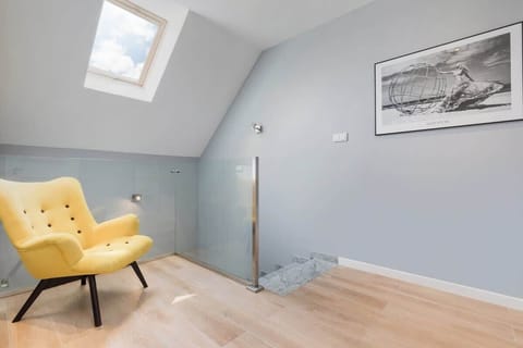 A space with a comfortable yellow armchair, ideal for relaxing.