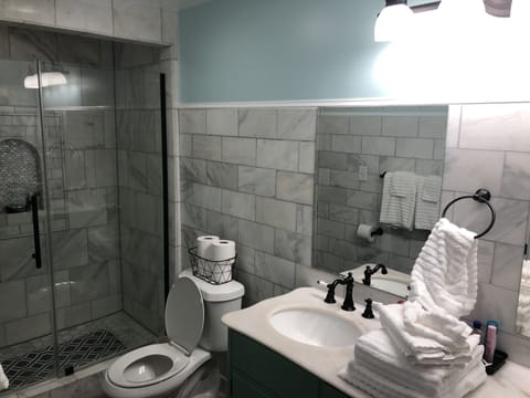 Combined shower/tub, towels