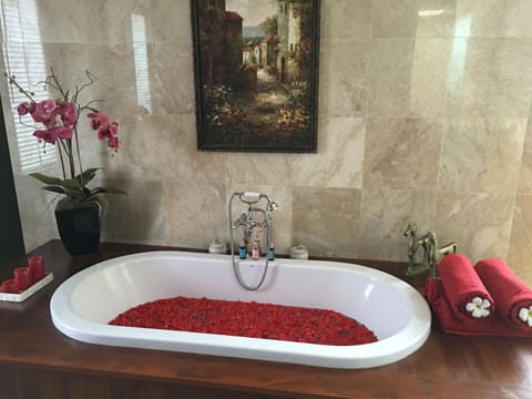 Suite, Non Smoking, Ocean View | Deep soaking bathtub