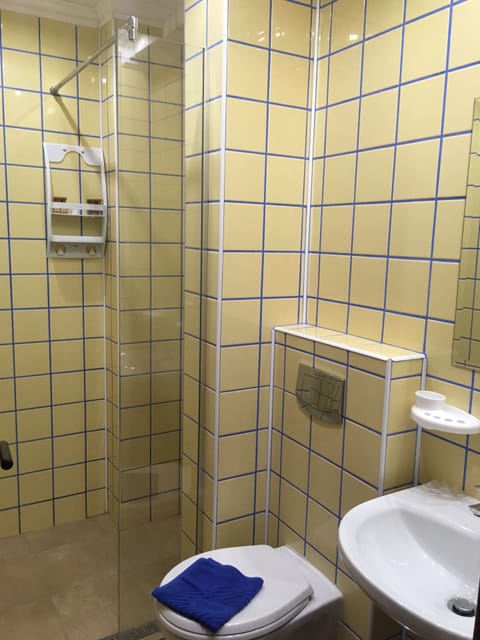 Separate tub and shower, free toiletries, towels