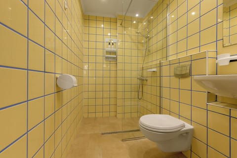 Separate tub and shower, free toiletries, towels, soap