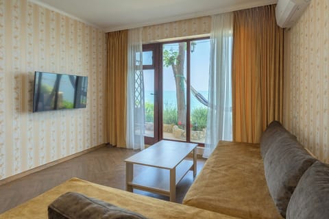 Deluxe Double Room, Balcony | Select Comfort beds, in-room safe, desk, soundproofing