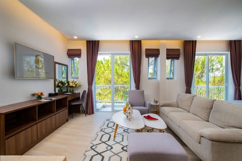 Family Suite | Living room | 45-inch LCD TV with cable channels, TV