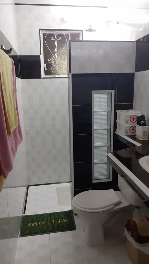 Double Room (habitación #2) | Bathroom | Shower, free toiletries, hair dryer, towels