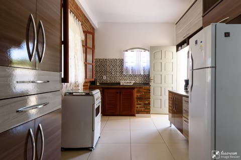 Family House, 2 Bedrooms, Kitchenette, Pool View (3) | Private kitchenette | Fridge, microwave, oven, stovetop