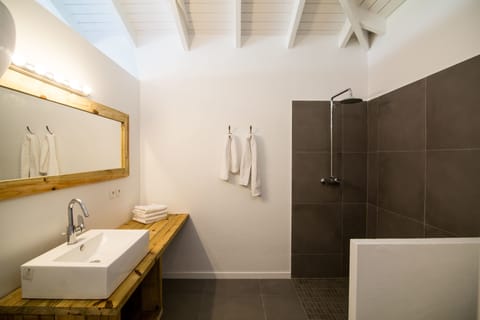 Suite, Balcony, Sea View | Bathroom | Shower, rainfall showerhead, hair dryer, towels