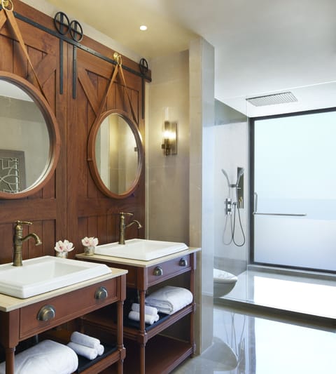 Presidential Two Bedroom Glass Box With Panoramic View | Bathroom | Eco-friendly toiletries, hair dryer, bathrobes, slippers