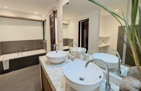 Deluxe Double Room with Patio | Bathroom | Free toiletries, hair dryer, bathrobes, towels