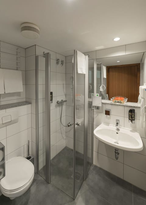 Comfort Double Room | Bathroom | Shower, free toiletries, hair dryer, slippers