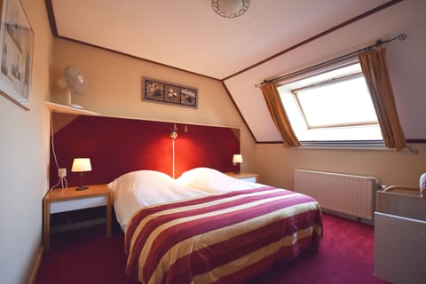 Twin Room, Shared Bathroom | Desk, soundproofing, iron/ironing board, free WiFi