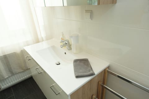 Apartment (No 2, nahe Schoenbrunn) | Bathroom | Hair dryer, towels, soap, toilet paper