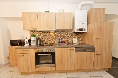 Apartment (No 2, nahe Schoenbrunn) | Private kitchen | Full-size fridge, microwave, stovetop, espresso maker