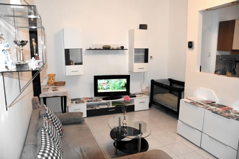 Apartment (No 11, Nahe Schoenbrunn) | Living room | 70-cm flat-screen TV with digital channels, TV