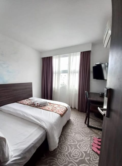 Standard Room | Select Comfort beds, in-room safe, desk, laptop workspace