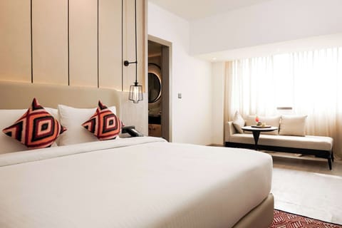 Executive Room, 1 King Bed | Premium bedding, minibar, in-room safe, desk