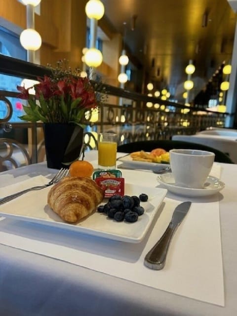 Daily continental breakfast (CAD 27 per person)