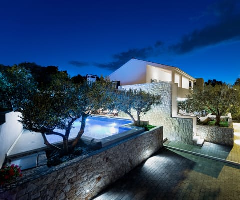Villa Demer // Villa at night