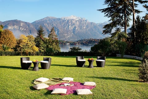 Relax and take in the lake from your home in your spacious private garden.