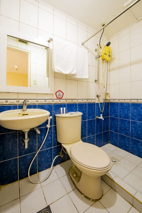 Superior Double Room, 1 Double Bed, Non Smoking | Bathroom | Shower, free toiletries, towels