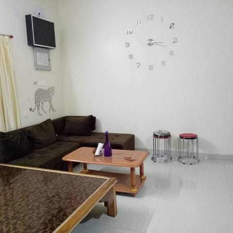 Deluxe Room, Private Bathroom | Living area | TV