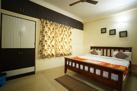 Deluxe Room, Shared Bathroom | Select Comfort beds, in-room safe, free WiFi, bed sheets