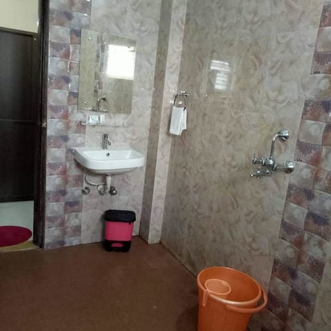 Deluxe Room, Shared Bathroom | Bathroom | Shower, free toiletries, slippers, towels