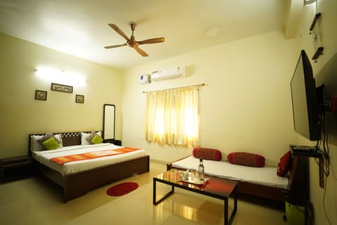 Deluxe Room, Private Bathroom | Select Comfort beds, in-room safe, free WiFi, bed sheets