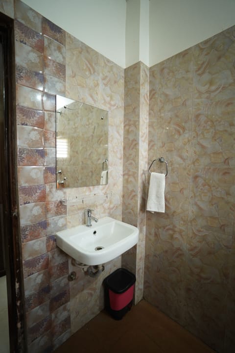 Deluxe Room, Private Bathroom | Bathroom | Shower, free toiletries, slippers, towels