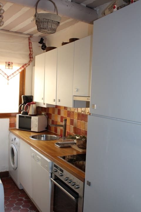 Fully equipped kitchenenette