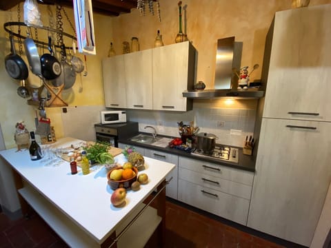 very well equipped built-in kitchen 