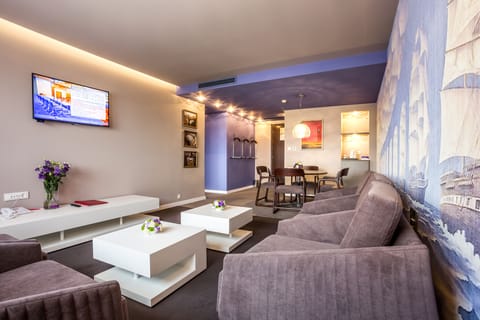 Deluxe Suite | Memory foam beds, minibar, desk, free WiFi