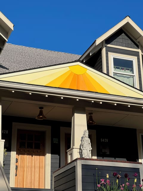 Welcome to The Ginkgo House. 5 bdrms/4 baths, fast WIFI, free parking, permitted