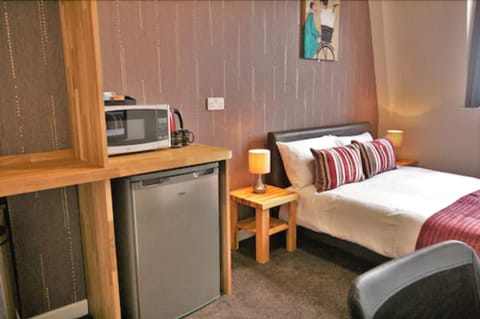 Double Room | Desk, iron/ironing board, free WiFi, bed sheets