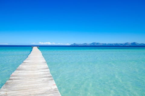 Beach nearby, white sand, sun loungers