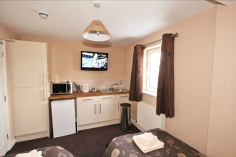 Twin Room | Individually furnished, desk, free WiFi, bed sheets