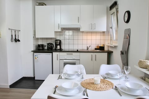 Comfort Apartment, Private Bathroom, Garden View | Private kitchen