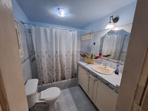 Standard Quadruple Room, Ensuite, City View | Bathroom | Shower, free toiletries, hair dryer, towels